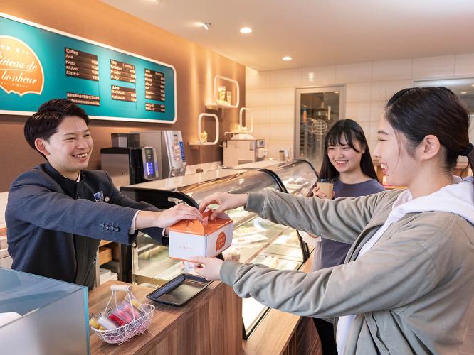 【ガトー・ド・ボヌール】館内カフェではテイクアウトもご利用頂けます