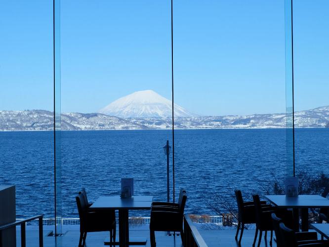 【ブッフェレストラン】雪化粧した中島と湖の冷たい青色のコントラストが美しい冬の景色。