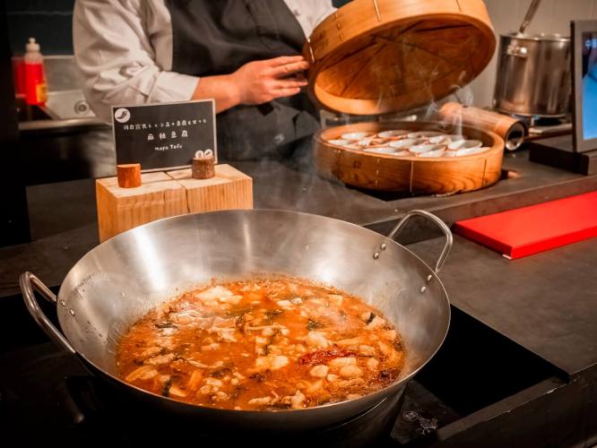【ブッフェレストラン】中華コーナーには少し辛めの料理も。アツアツの蒸篭もお楽しみいただけます