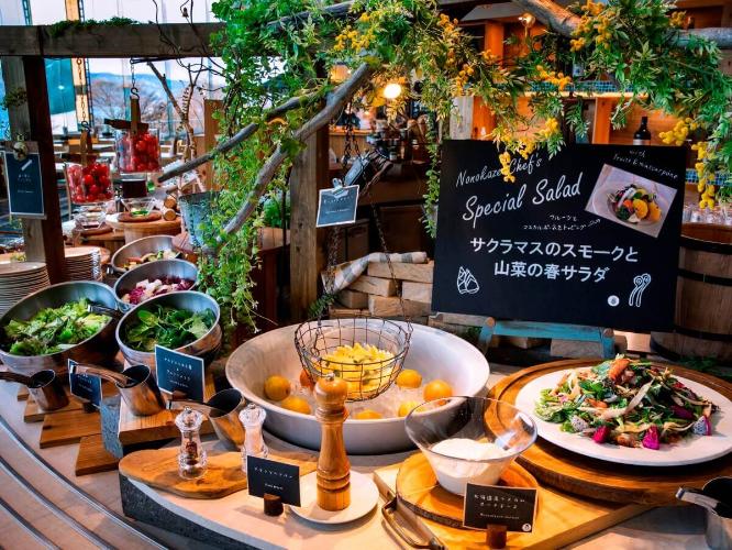 【ブッフェレストラン】目にも嬉しい、新鮮野菜たっぷりのサラダコーナー