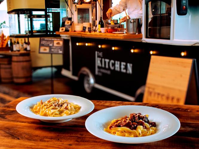 【ブッフェレストラン】アウトドア気分が楽しいキッチンカーでは、2種類のパスタをご提供。