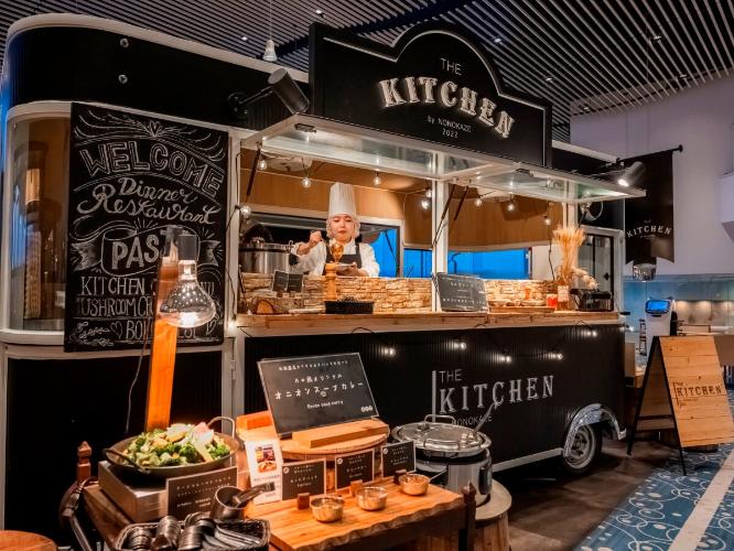 【ブッフェレストラン】キッチンカーも会場に。こだわりのパスタはアツアツでどうぞ