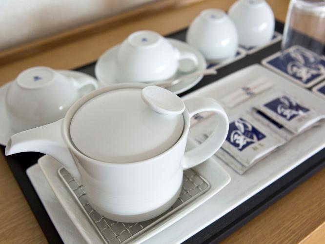 【客室】ほうじ茶・緑茶をご用意しています。