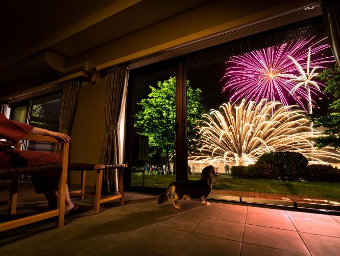 【スパリゾート館DXペットルーム】愛犬と一緒に花火鑑賞！4/28〜10/31開催