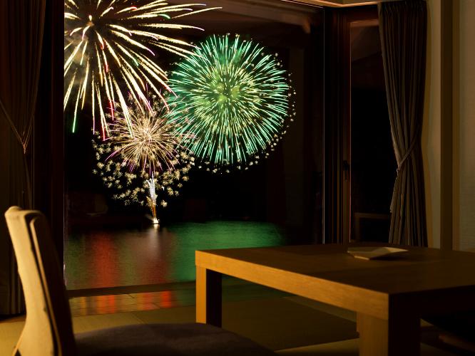 【客室】花火大会開催期間中はお部屋からも美しい花火をお楽しみ頂けます。※花火大会は4/28〜10/31まで
