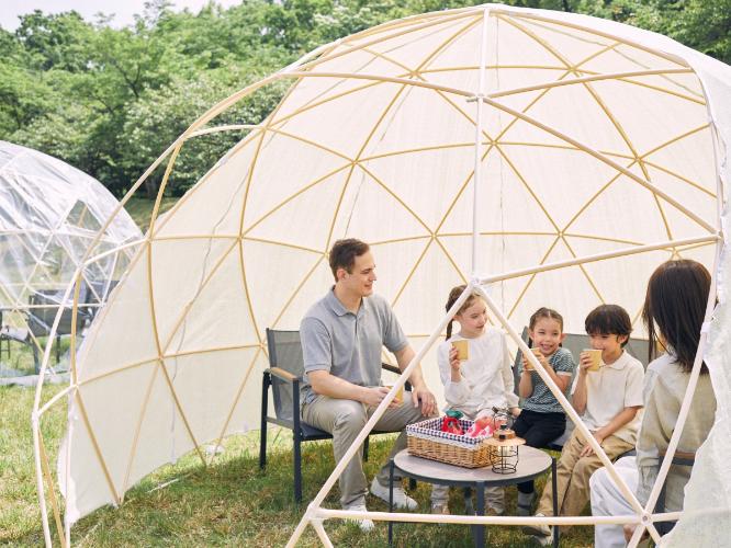 【芝生広場 スターゲイジングエリア】日中は緑に囲まれたリラックススペースとしてご利用ください。