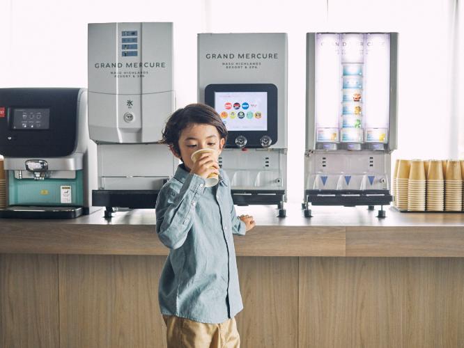 【ラウンジ】お酒やソフトドリンクにおつまみを無料でご用意しております。※時間によって内容が異なります
