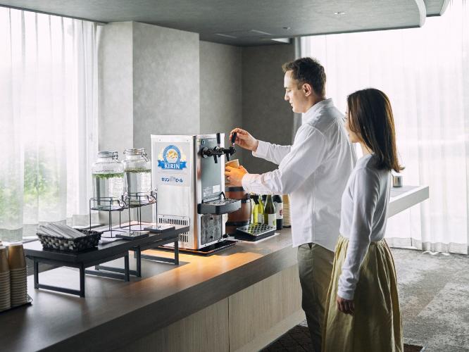 【ラウンジ】お酒やソフトドリンクにおつまみを無料でご用意しております。※時間によって内容が異なります