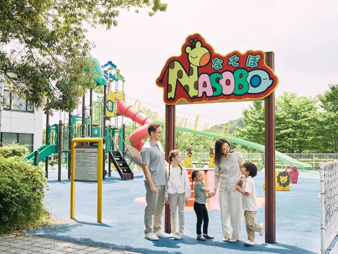 【野外キッズスペースNASOBO（なそぼ）】キッズアスレチックやロング滑り台など、楽しく遊べる遊具を設置！
