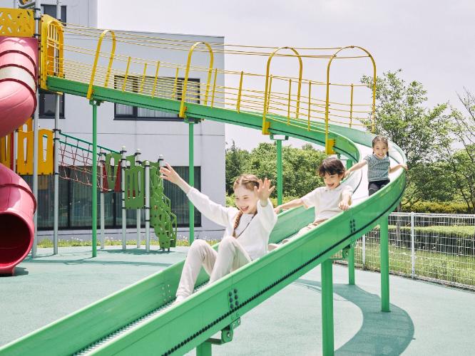 【野外キッズスペースNASOBO（なそぼ）】キッズアスレチックやロング滑り台など、楽しく遊べる遊具を設置！