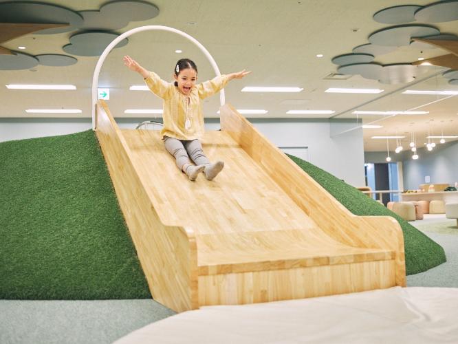 【キッズスペースNASOBIBA（なそびば）】２歳児から６歳児（未就学児）を対象としたキッズゾーンです。