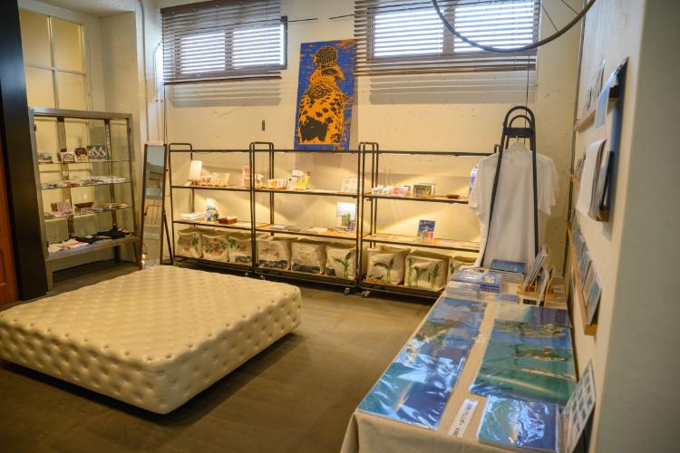 物販コーナー／多彩なクリエイター作品が並ぶセレクトコーナーです。
