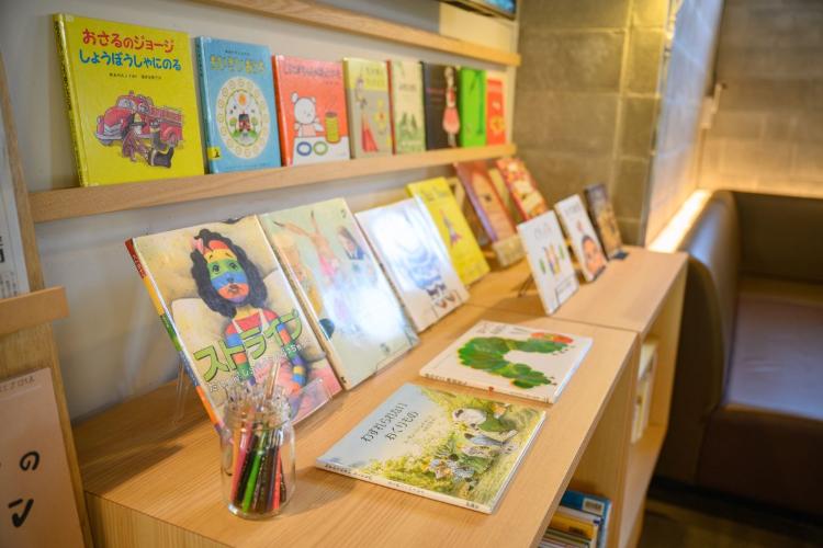 カフェ＆バー／懐かしい絵本とともに、ゆったり過ごせる憩いの場です。