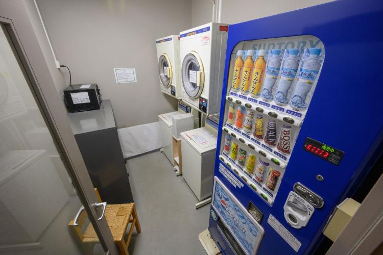 施設／3階に自動販売機・洗濯機・電子レンジの便利コーナーがございます。