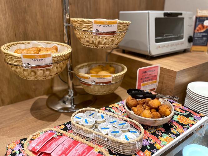 ■焼き立てパンをどうぞ！<BR>レストラン内に設置したパン工房にて、焼き立てのクロワッサンなどをご用意しております。<BR>あつあつのパンをお召し上がりください。