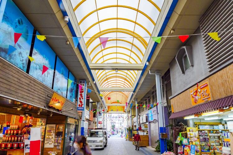 ユーグレナモール／ホテルから徒歩約6分。石垣島中心の商店街。土産店や飲食店が並ぶ賑やかな通りです。