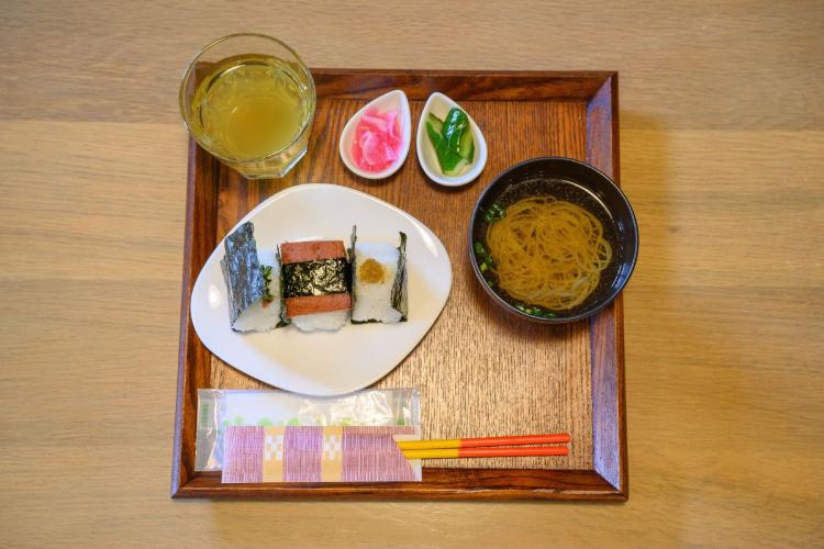 朝食／ おむすび・味噌汁・漬物の心ほぐれる朝ごはんです。（イメージ）