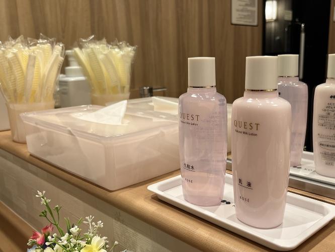■女性大浴場　アメニティ（化粧水、乳液、コットン、くしなど）