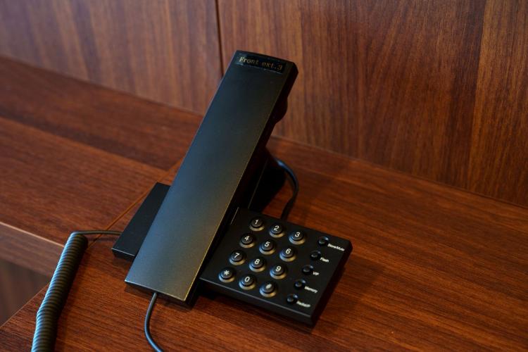備品／内線電話完備。フロントスタッフが24時間体制で対応し、ご滞在を安心・快適にサポートします。（客室一例）