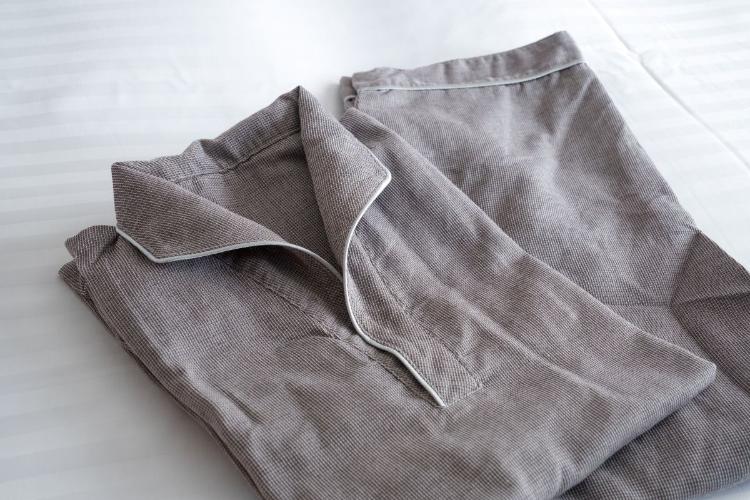備品／上下セパレートタイプのナイトウェアをご用意。大きいサイズはフロントまでお申し付けください。（客室一例）
