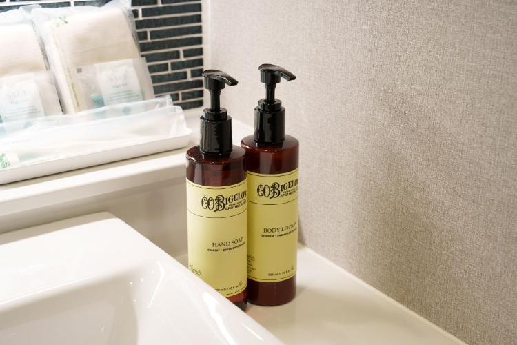クラブルームアメニティ／La Bottega「CO.BIGELOW」のハンドソープ＆ボディローション。ラベンダーやミント、柑橘の香りで安らぎをもたらします。（客室一例）
