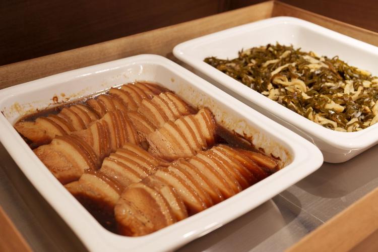 朝食／ラフテー：豚三枚肉をじっくり煮込んだ琉球料理の代表格。クーブイリチー：昆布と豚の旨みがしみ込んだ沖縄伝統の炒め物。（イメージ）