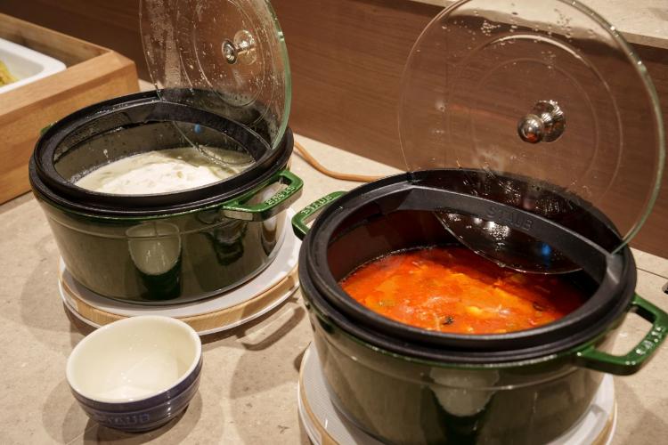 朝食／白いチキンのストロガノフ：まろやかでクリーミー、パンとの相性抜群。ポークビーンズ：やさしい甘さとコクで、朝のエネルギーをチャージ。（イメージ）