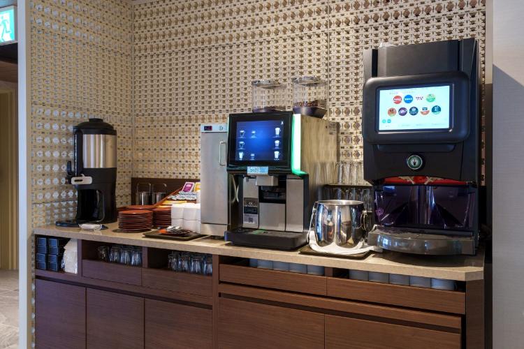 朝食／ソフトドリンク、コーヒー・紅茶をご自由にお好きなだけお楽しみください。もちろんお部屋へのお持ち帰りもご利用いただけます。（イメージ）