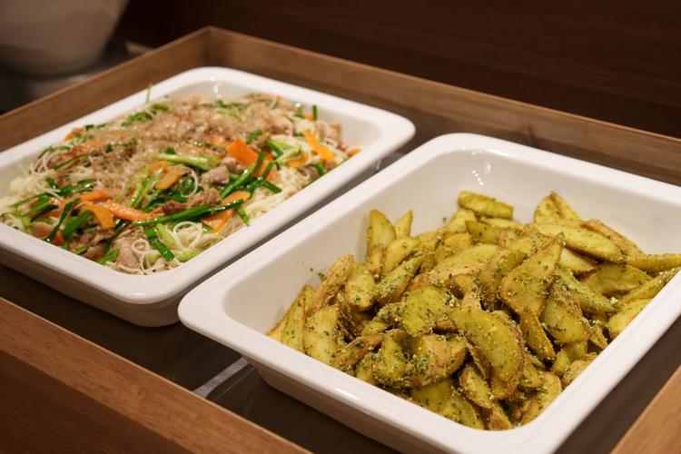 朝食／ソーメンチャンプルー：優しい味わいが魅力の沖縄家庭料理の定番。フライドポテトのジェノベーゼ：ほくほくポテトにチーズとバジルが香る一品。（イメージ）