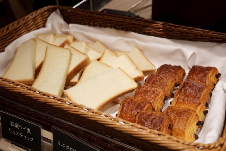 朝食／焼きたてパン：リュスティック、クロワッサン、ロールデニッシュなど多彩にご用意。（イメージ）