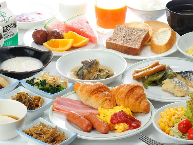 ■バイキング朝食<BR>さまざまな朝食のスタイルに合った温かい料理を提供いたします。１日の活力あるスタートに是非お召し上がり下さい。<BR>