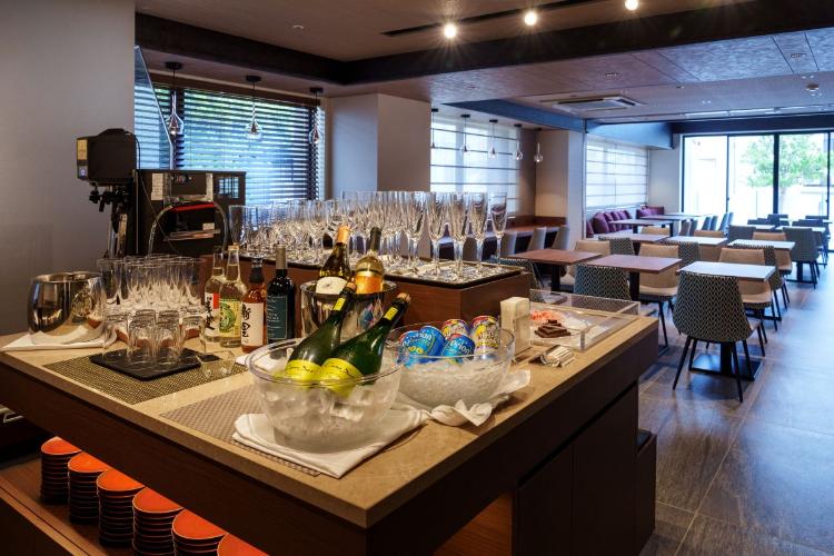 クラブルーム特典カクテルタイム／17:00〜19:00は、アルコール＆軽食を楽しむカクテルタイムをご用意しています。（イメージ）