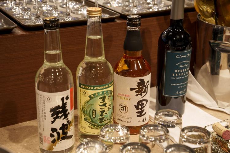 クラブルーム特典カクテルタイム／泡盛、ワイン、ウイスキー…お好みの一杯で、旅の夕暮れをゆったり過ごす贅沢時間。（イメージ）