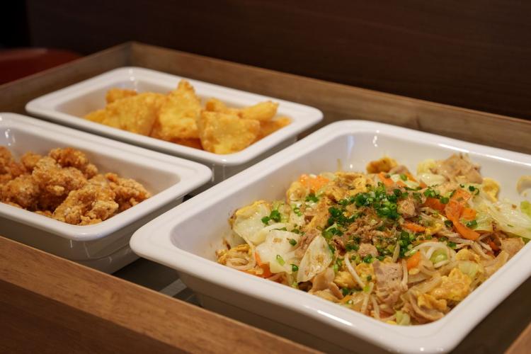 クラブルーム特典カクテルタイム／ホットデリやコールドデリの軽食も無料。小腹を満たすのにちょうどいい品揃えです。（イメージ）