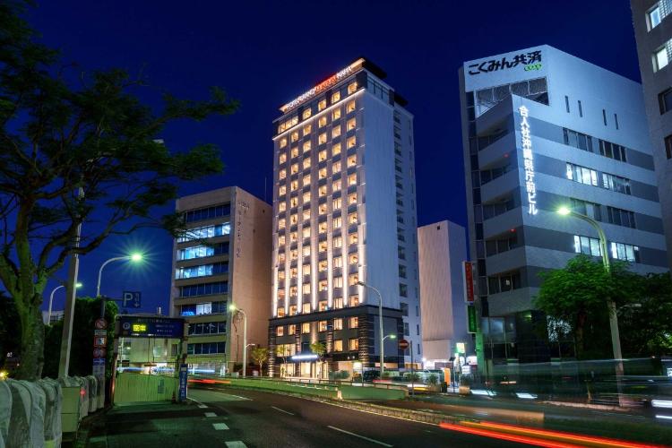 外観／ゆいレール「県庁前駅」から徒歩5分。空港や国際通りにも近い便利な立地です。