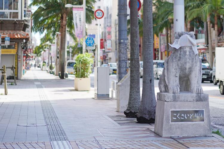 国際通り／ホテルより徒歩約3分。那覇市の中心街で、約600の店舗が並ぶ賑やかな商業エリア。デパートや飲食店、お土産屋が集まり、歩いて楽しめる街として親しまれています。