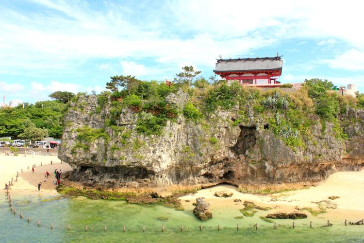 波上宮／ホテルよりお車・バスで約10分。海の守り神を祀る格式ある神社。赤瓦の本殿やシーサーが特徴で、目の前に美しい波上ビーチが広がります。