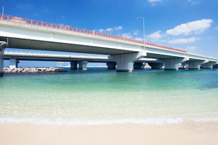 波の上ビーチ／ホテルよりお車・バスで約10分。那覇空港からも車で約15分の波の上ビーチは、街近くの便利なタウンビーチ。更衣室やロッカー完備で家族連れや朝夕の健康泳ぎにも人気です。