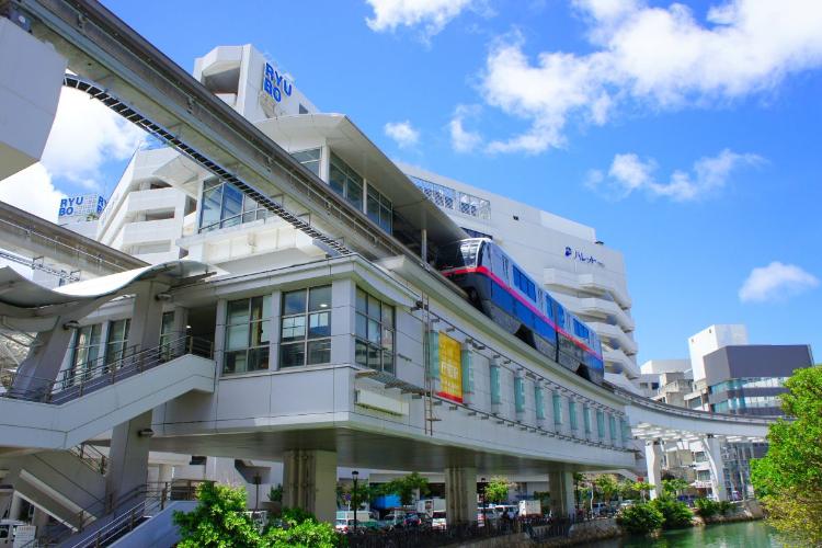 ゆいレール／「県庁前駅」はホテルより徒歩約6分。沖縄県唯一の鉄道路線。那覇空港からてだこ浦西まで全長17km。渋滞知らずで那覇市内の観光に便利なモノレールです。