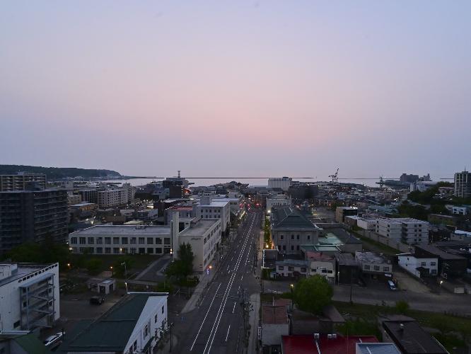 【展望露天風呂からの夜明けの街】