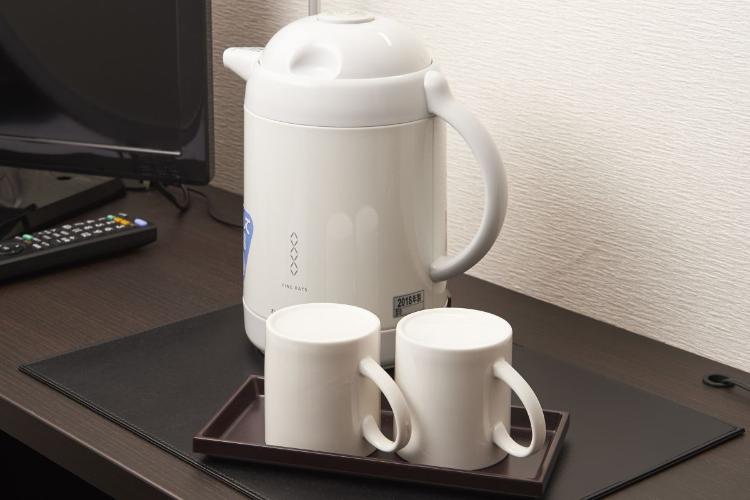 設備／電気ポット＆マグカップをお部屋に常備しています。（客室一例）