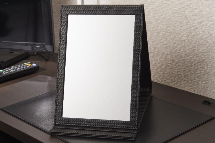 設備／朝の準備に便利な鏡をお部屋にご用意しています。（客室一例）