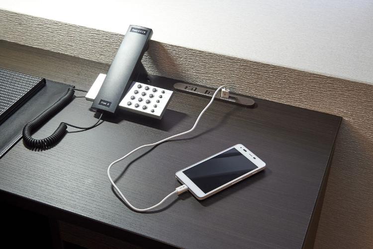 設備／USB・AC電源＆内線電話付きデスクです。（客室一例）