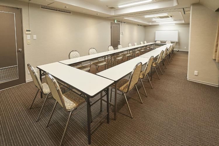二つの空間を合わせてご利用いただけます。会議用途におすすめの縦型の空間です。