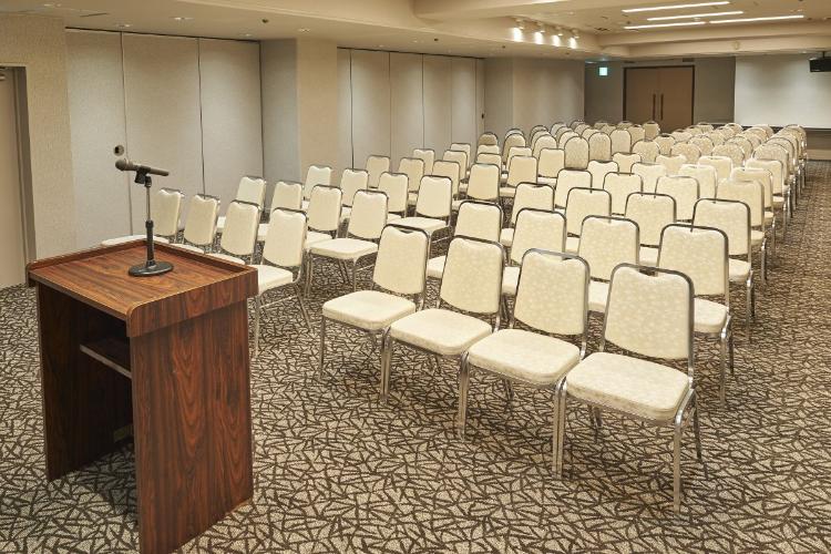 会議室Etude／シアター形式は最大100名、懇親会は80名までご利用いただけます。