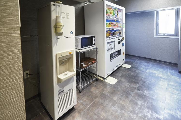 自動販売機・製氷機・電子レンジコーナー／4階と9階にございます。