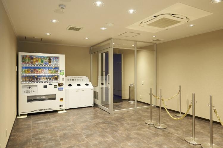 喫煙スペース／お煙草は喫煙コーナーでお願い申し上げます。自動販売機と荷物置きスペースもあります。