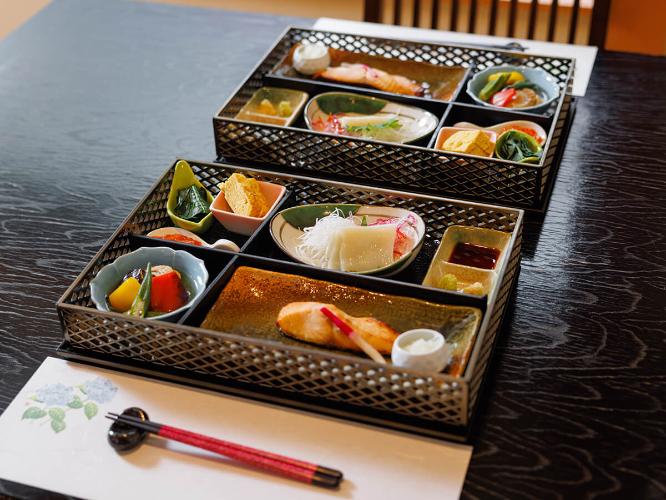 【桜房】朝食は、旬の魚がメインのお膳とハーフバイキングで彩り豊かに