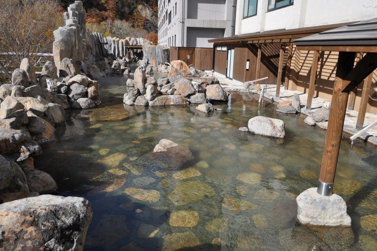 層雲峡では唯一の混浴露天風呂。約100坪の広さを誇り、四季折々の景色を堪能できる。