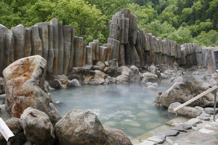 層雲峡一の大きさを誇る峡谷露天風呂『宇旅璃』